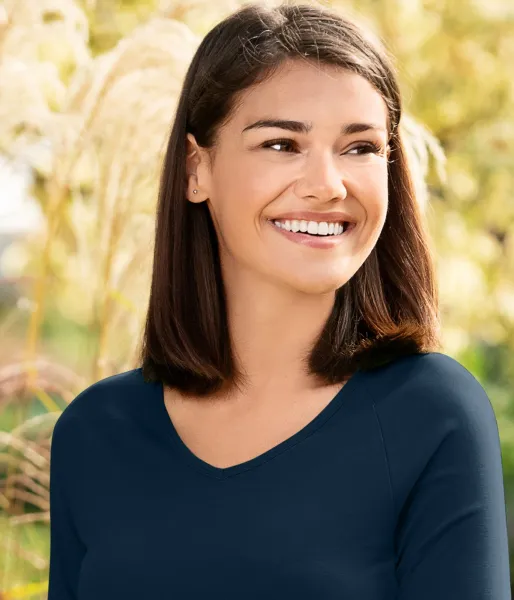 Damska dopasowana koszulka, dekolt w szpic - Głęboki dekolt w serek