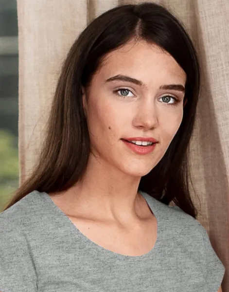 T-shirt damski slim fit z okrągłym dekoltem - Głębszy okrągły dekolt