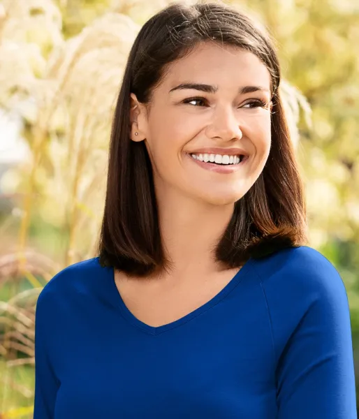 Damska dopasowana koszulka, dekolt w szpic - Głęboki dekolt w serek