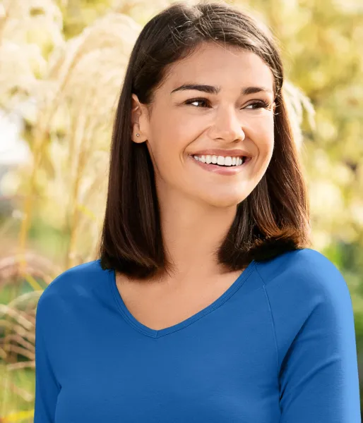 Damska dopasowana koszulka, dekolt w szpic - Głęboki dekolt w serek