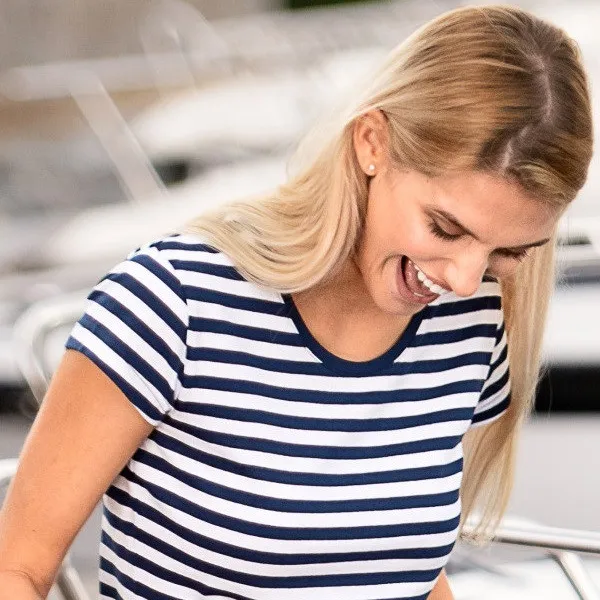 Granatowa koszulka damska - Głębszy okrągły dekolt