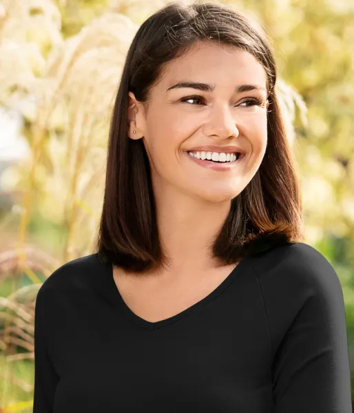 Damska dopasowana koszulka, dekolt w szpic - Głęboki dekolt w serek