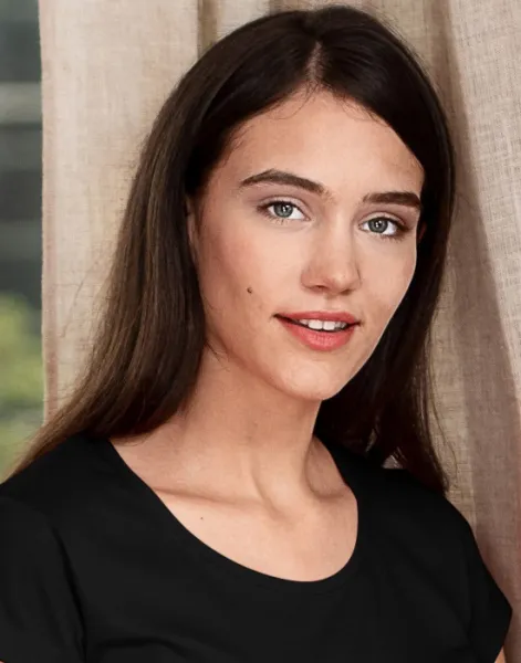 T-shirt damski slim fit z okrągłym dekoltem - Głębszy okrągły dekolt