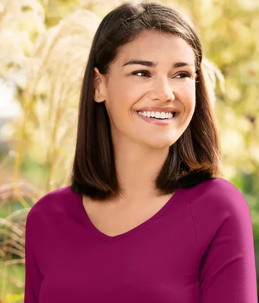 Damska dopasowana koszulka, dekolt w szpic - Głęboki dekolt w serek