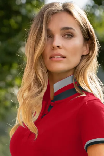 Sukienka damska z kołnierzem do góry - Zapięcie na 4 guziki