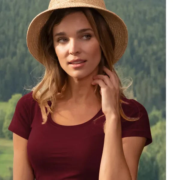 Koszulka damska z ozdobnymi przeszyciami - Głęboki, okrągły dekolt